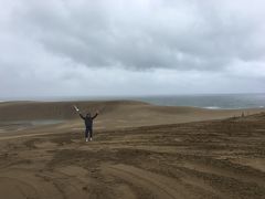 翌朝も雨。
でも、せっかく鳥取に来たので日本一のスナバ「鳥取砂丘」は外せません。
砂丘会館裏手の駐車場に車を停め、砂丘会館で長靴を借りて砂丘へ。階段を上りきると、ものすごい強風！！傘はさせないし、声も聞こえない。
子供は濡れながら走り回ってました。