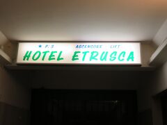 フィレンツェのホテルに到着。
"Hotel Etrusca"(一つ星)。
S.M.ノヴェッラ駅近くのホテルで、値段が安く立地も良いホテルです。