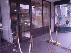 本山駅に戻る途中(といってもほぼ駅前)に本格的な
フランス菓子の店を発見。

PLACE au SOLEIL　（プラスオソレイユ）
名古屋市千種区稲舟通1-38　コーポラス本山1F
10:00～19:00　火曜・第１月曜定休
https://www.facebook.com/nagoya.chikusa.soleil.2016.cake.keki.soreiyu/?fref=ts