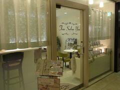 ホテルやショップの入った複合ビルの１Ｆにあります。