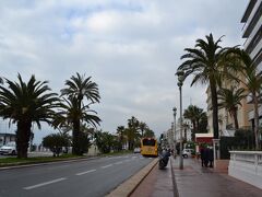 Promenade des Anglais

ホテル近くのコインランドリーを検索すると、ちょっと離れていたので、散歩を兼ねて。日本語にすると「イギリス通り」になるのかな？高級ホテルが立ち並び、のんびりした雰囲気です。