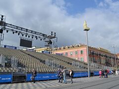 Place Massena(マセナ広場)まで戻ります。非常に大規模なステージです。