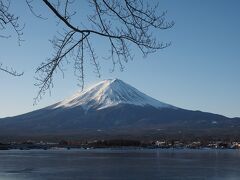 河口湖へ移動です。

この辺りはとても賑やか。

湖畔で富士山が見える所を探します。
良いスポットを見つけました。

春になったら、桜がきれいでしょうね。
また、次回のお楽しみに。