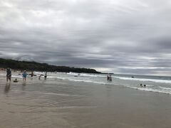 ハプナビーチ。
曇り空ですが、泳いでいる人が大勢いました。
私も水着を着てくればよかったと後悔しました。
あ、そもそもビーチサンダルもまだ購入してなかった。。。

こちらの砂浜が大変綺麗で感動しました。
砂が柔らかくなんてきもちいいんでしょー！