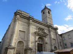 アスコリ・ピチェーノのドゥオーモ(サンテミディオ大聖堂)。
1539年に完成した教会で、ローマ時代のバジリカの遺構の上に造られました。