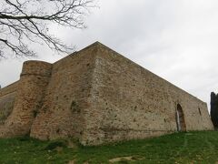 公園には14世紀後半に造られたアルボルノツ要塞も残っています。