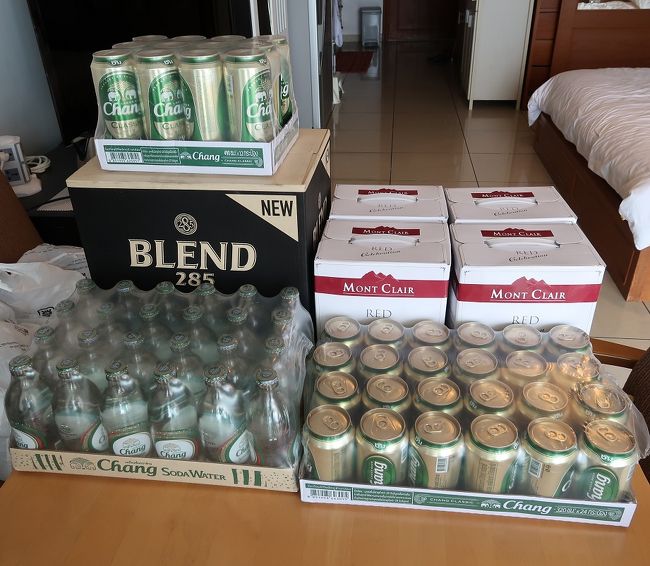 ｍakuro に8LのMONT CLAIRワインが2月末ぐらいから切れてありません19日も行ったが置いていません。<br />そこで北パタヤの大きなロータス、セカンドロードのアベニュー、ともに探しましたが品切れ。<br />最後の砦のセンタン地下のトップススーパーに行くと有りましたよ、店員の話ではもうこのワインは入荷しないと言います、しかも残りは5箱、次の人に1箱だけ残し4箱、お買い上げ～　5L　969B　×　4箱　3876B　12790円<br />他の大小ビール、ウイスキー1Lを１２本、ソーダーはｍakuro でまとめ買いでした。<br />これだけあれば４月後半の帰国まで心配なかろう。（男の楽しみの半分を占めるかな、こんなわずかな幸せを求めています老人でございます）