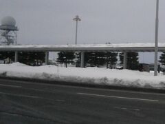 旭川空港、雪が大分消えた