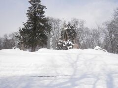 雪に埋まった常盤公園