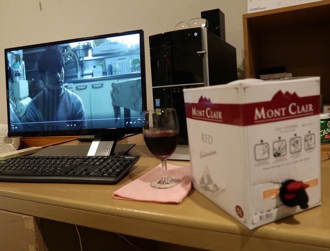 ３月21日　夕食後、日本ドラマを見ながらワインをチビリ.チビリ飲んでいる幸せの時間です。