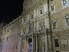 モデナのドゥカーレ宮殿(夜)。モデナ公国時代はエステ家の居城。
現在は陸軍の士官学校が置かれています。故に儀礼的な服装をした軍人さんがあちこちで見られます。