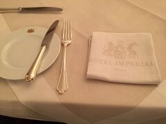 コンサートが終わり、隣のHotel Imperialのカフェで夕食です。22:00です。