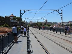 ポルトの後半戦はこの美しい街を高いところから眺めちゃおう♪というテーマ。
まずはドウロ川に架かるドンルイス１世橋。
