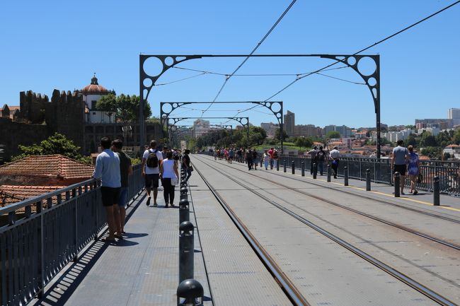 ポルトの後半戦はこの美しい街を高いところから眺めちゃおう♪というテーマ。<br />まずはドウロ川に架かるドンルイス１世橋。<br />