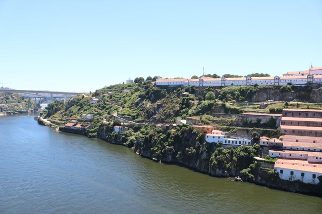 川の両岸には緑も多いのですが、勾配にへばりつくように建物も並ぶのです。<br />これはノッサセニョーラドピラール修道院。