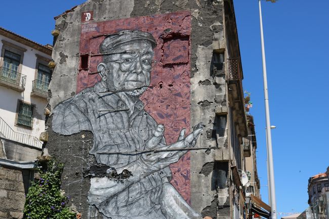 旧市街側へ戻って来ました。<br />ポルトガルの建物って、ちょっとクールとは違って、古さをそのまま感じるのよね。<br />ボロいんじゃなくて、レトロでもなくて。<br /><br />可哀想っていうか、このまま朽ちてしまうような雰囲気に価値があるというか。<br />上手く言えない能力の低さにがっかり(´Д｀)ｼﾞﾌﾞﾝﾆｶﾞｯｶﾘ