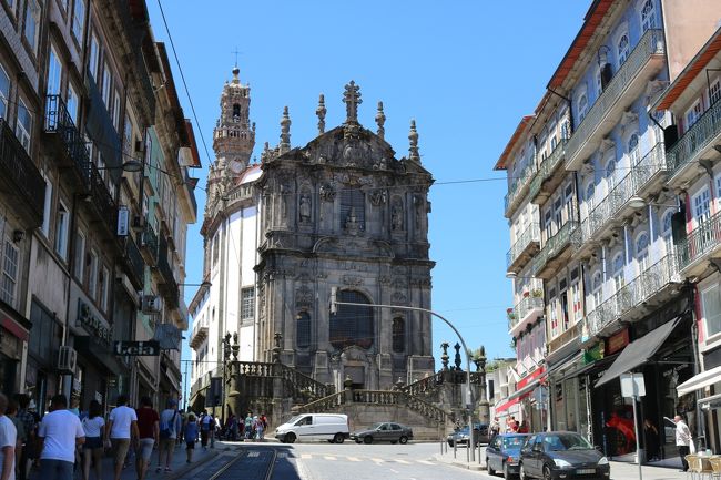 リベルダーデ広場を右に見ながら、正面に見えてきたのはクレリゴス教会。