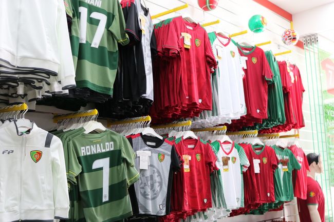 ポルトガル代表チームのオフィシャルショップがあった(´- `*)ﾛﾅｳﾄﾞｰ