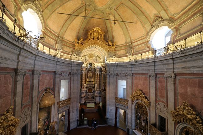 外側は質実剛健的な感じでしたが、中はラテンの美しさ(´- `*)