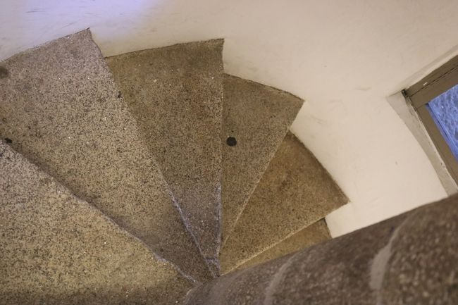 76mある教会の塔。<br />これはポルトガルで一番高い塔なのだと♪<br /><br />これは登らざるを得ない(*´σｰ｀)ｴﾍﾍ<br />で、お決まりの螺旋の石段をぐるぐる(@_@;)ﾒｶﾞﾏﾜﾙｰ