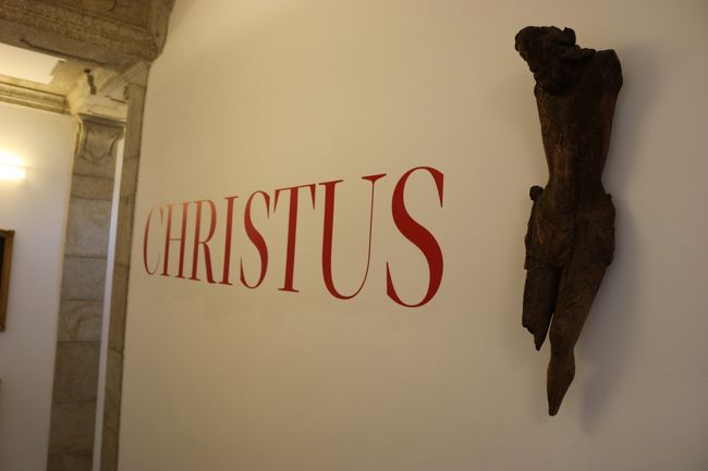 途中にいくつかの展示スペースもあります。