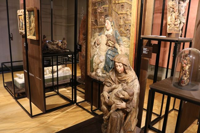 キリスト生誕関連の展示が多いな。<br />しかも結構ちゃんとしてる←失礼<br /><br />よくね、こういう塔の途中はね、ちまちましたどうでも良いのを置いてるケースが多い(^o^;)