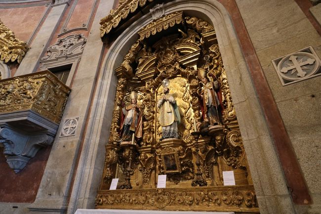 脇の礼拝堂も、脇役じゃ勿体ないくらいの豪華さ。