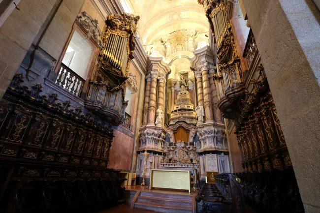 この教会がポルトのシンボルだそうで、塔からのとっても素晴らしい街並みと、淡いピンクの美しい教会で大満足でした。