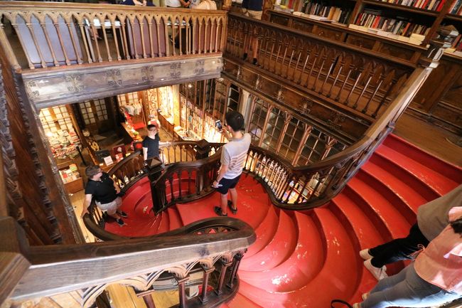 このレロ・イ・イルマオンに来るほとんどの人が観光客でした。<br />本で食って行けないから、入場料を取るんだね(’-’*)♪<br />致し方なしかな。