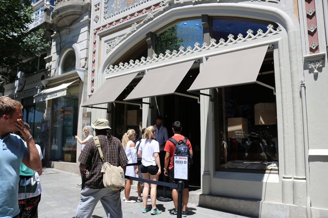 さてポルトの要所はだいだい見た感じですけど、インスタの聖地みたいなとこがあるらしい。<br />それがここ。<br /><br />イギリスの新聞で「世界の美しい本屋Best10」に選ばれた本屋さんがクレリゴス教会から近いとこにあると。<br />なんとっ！？<br />本屋に入るのに入場料がいるとのことで店舗横のチケット売り場へΣ(ﾟ◇ﾟ；)ｴｯ!!ﾅﾝｶﾅｰ