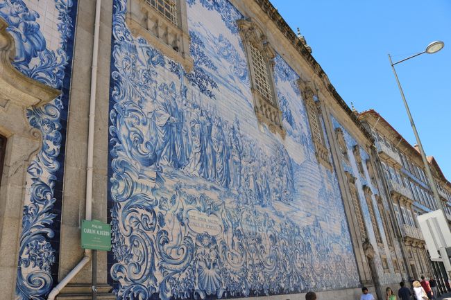 教会の壁一面がほとんどアズレージョで飾られていて、圧倒的な大きさ♪<br /><br />調べてみるとポルトガルで最大のアズレージョだそうで、ここはカルモ教会(Igreja do Carmo)という有名な教会だと分かった。
