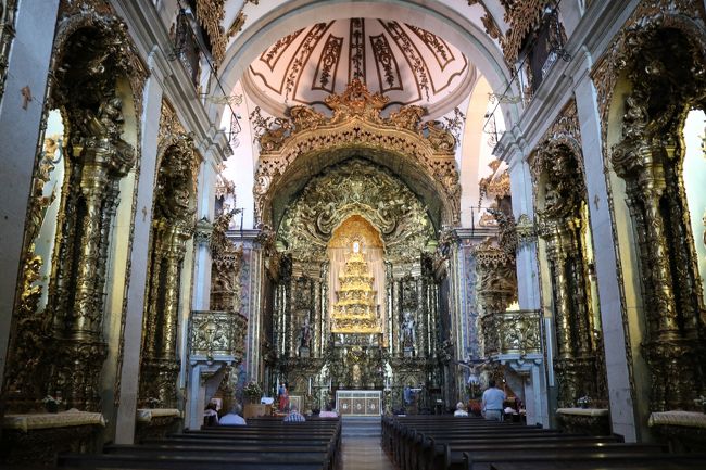 中は中で、ポルトガル伝統の金泥細工でゴッテゴテ♪<br />やっとポルトガルの教会とはなんぞや、が分かってきた( *´艸｀)ｳﾌﾌ