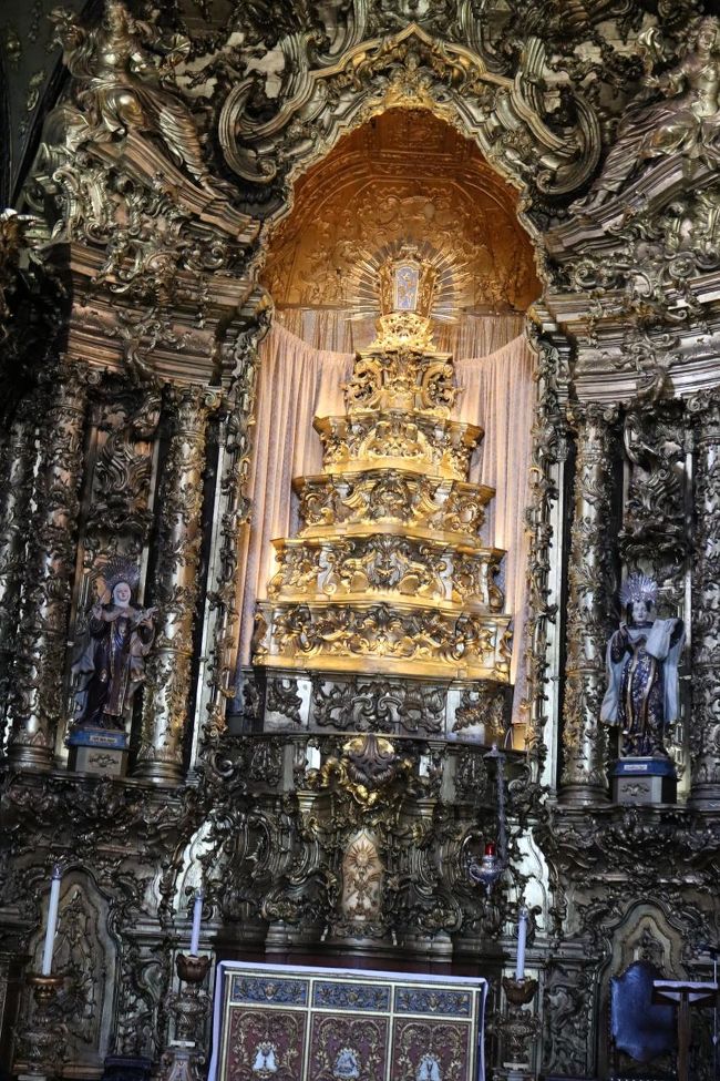 正面の祭壇が、ほらこの通り♪<br />カルモ教会バンザーイ