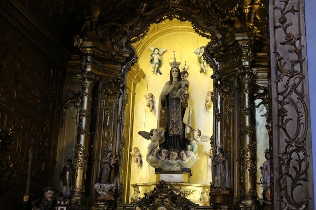 ガイドブックになんて載ってないのに、見事な教会です♪<br />なんという美しさ。