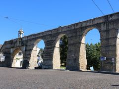 色とりどりのアゲダから約50km、約１時間。
コインブラにやって来ました♪
まずは車を停めにコインブラ大学のお隣にある水道橋に。