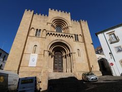 コインブラの街を少しぶらぶらしてみる。
大学のすぐ隣に旧カテドラルがありました。
1162年建立のロマネスク様式の教会だそうですが、なぜかこの時は閉まっていて、中を見ることができませんでした(|||´Д｀)ｶﾞﾋﾞｰﾝ