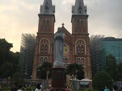 サイゴン大教会

マリア像と教会
こちらもプチパリスポットの一つですね
フランスを思わせる建物がホーチミンにはたくさんあります
