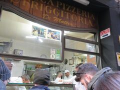 スパッカナポリの人気ピッツェリア"Di Matteo"！
行列が出来る庶民派ピッツェリアで、ビル・クリントンも訪れたという名店です。