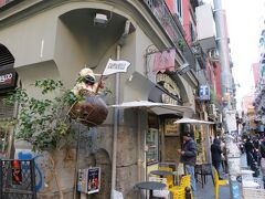 スパッカナポリのケーキ屋、"Capparelli"。
「地球の歩き方」によると、ババ(Bab&#224;)のイタリアチャンピオンのお店だそうです。ババ以外にも色々売っています。