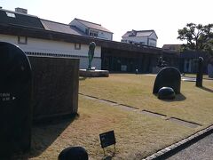 裏側にある分館。ここは新しい建物でバリアフリー。前には芝生に彫刻が展示されてます。中には日本の画家の作品が多く展示されてました。