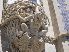 怪し気なたたずまいのこの像は、海の守護神トリトン。
トリトンは、ギリシャ神話に登場する海王ポセイドンの息子です。
足の先がタコの足になってるぅ♪

あれ？
もしかしてパイレーツオブカリビアンにこんなのいなかったけ？