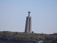 かなり遠いんだけど、クリストレイ像。
110mもあるらしい。
リオデジャネイロにもあるキリスト像です。
