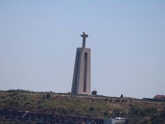 かなり遠いんだけど、クリストレイ像。
110mもあるらしい。
リオデジャネイロにもあるキリスト像です。