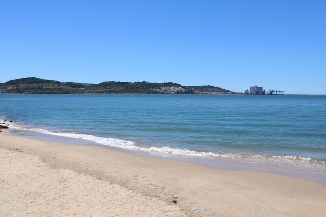 シントラからリスボン市内へ移動してきました。<br />ペーナ宮殿からは結構近くて30分でした。<br />リスボンの外側から見ていこう♪<br /><br />ん？<br />なんだか海のようですがテージョ川という大きな川のようです。<br />