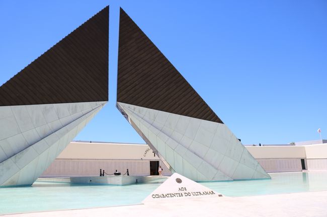 The combatants Overseas<br />海外の植民地戦争で死亡した兵士達の記念碑です。<br />大きなプールの真ん中にモニュメントが建ち、<br />その下に "祖国の炎"が燃えていました。<br />記念碑を取り囲む3つの壁に兵士の名前が刻まれていて、衛兵が守っています。<br /><br />この近くに車を停めてでは行ってみましょー♪