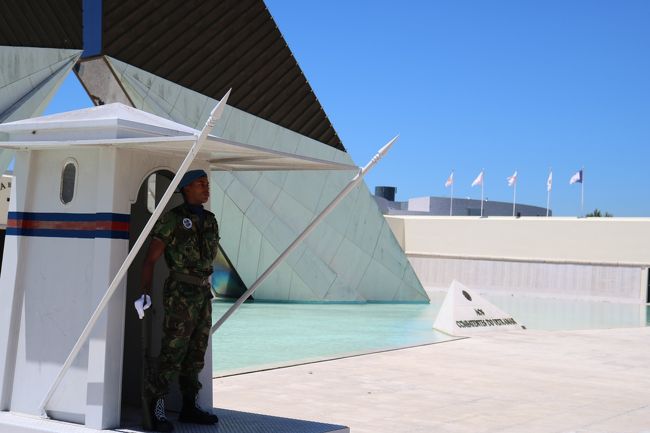 いつも思うけど衛兵さんたちって、暑い日も<br />寒い日も、ずっと番をしていなくてはなりませんから、大変よね。<br />↑<br />かなり他人事