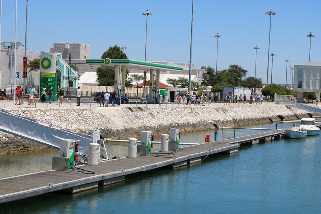 ベレンの塔をそのまま通りすぎ、川沿いを行きます。<br />ここは船を係留しておくとこかな？<br />ガソリンも入れられる川のガソリンスタンドでした♪