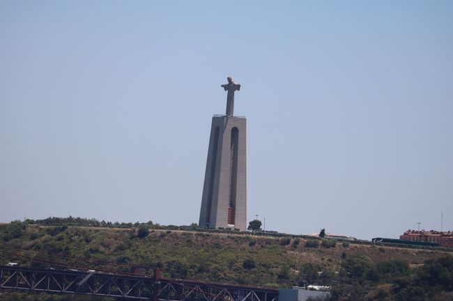 かなり遠いんだけど、クリストレイ像。<br />110mもあるらしい。<br />リオデジャネイロにもあるキリスト像です。
