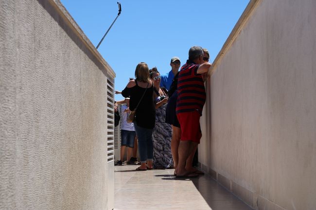 この発見のモニュメントの上は展望台になってるんだけど、結構狭いのです。<br />なので、エレベーターも少し順番待ちして上がって来ました。<br />では、降りますか。