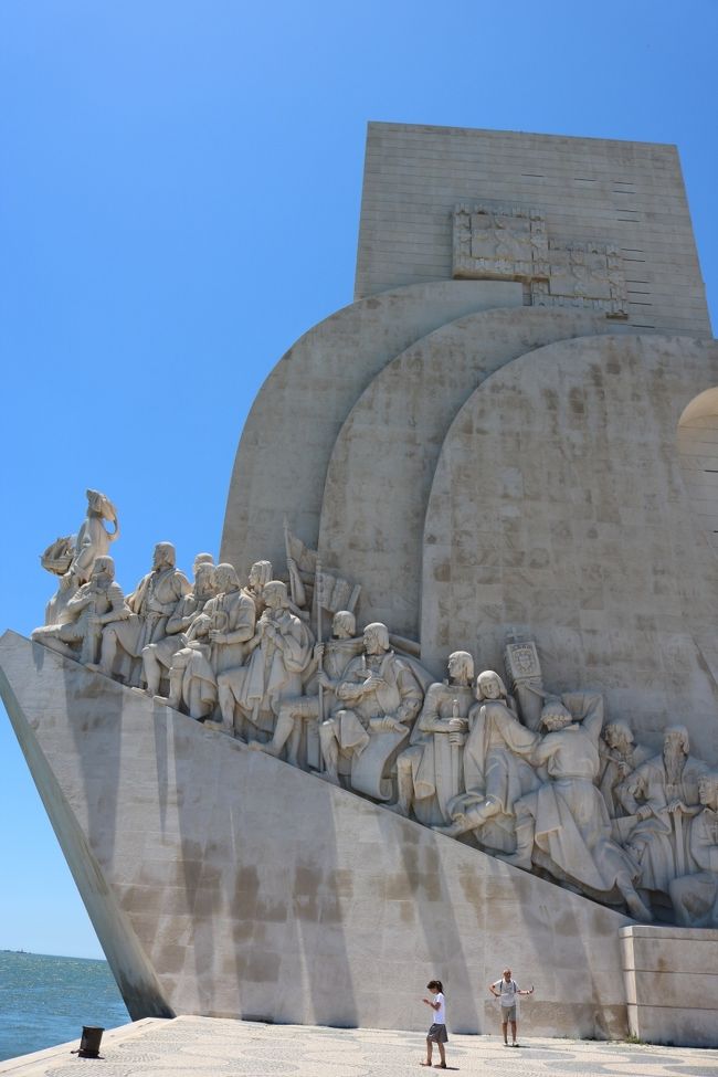 さっき見た偉人達のとは逆サイドの方たちです。<br />一番左の人が有名なエンリケ航海王子で、左から３番目がヴァスコダガマで、